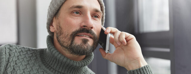 Man som pratar i telefon