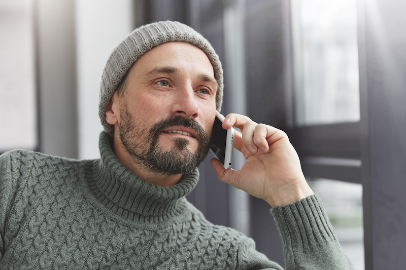 Man som pratar i telefon
