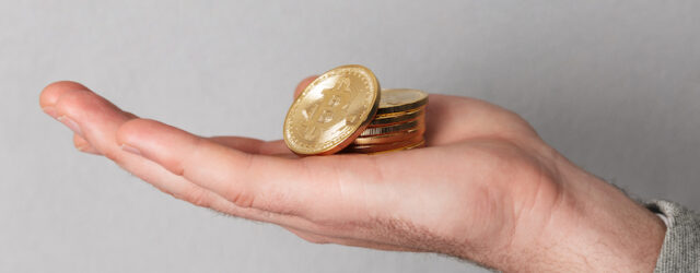 Bild på hand med guldmynt